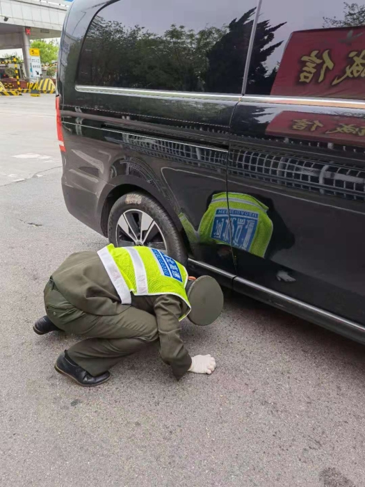 青县站：女司机遇车故障寸步难行，收费员伸援手秒解困难