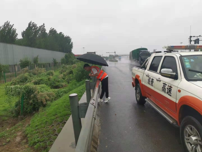 C:\Users\郭立坤\Desktop\滏阳养护工区： 雨天巡查不放松 全力以赴保畅通 3