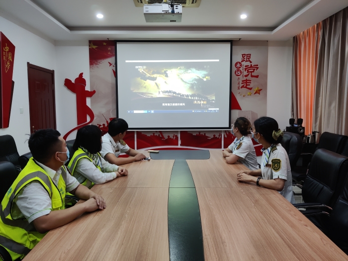 C:\Users\郭立坤\Desktop\雄县收费站组织观看法制宣传片《法治中国》