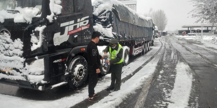 大广分公司常屯收费站为滞留司乘“雪天送温暖”