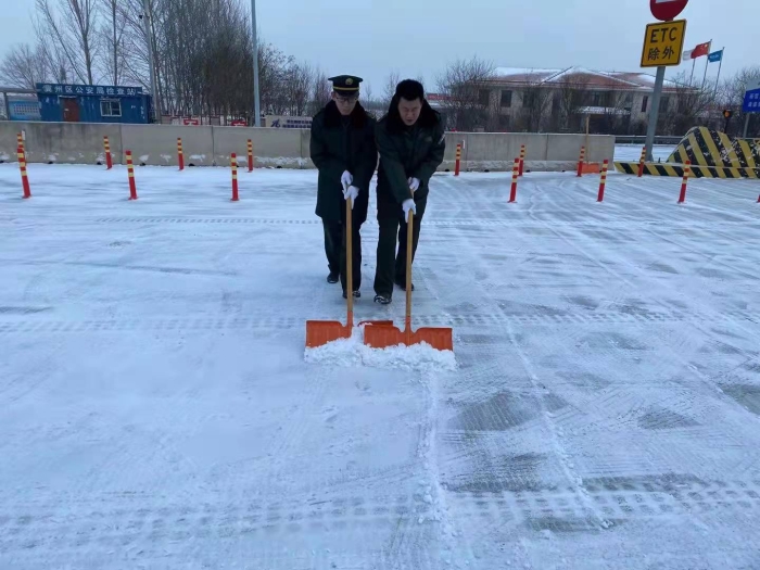 冀州南收费站快速除雪保畅通2