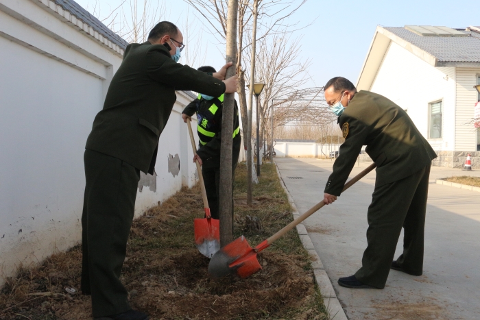 2022-3-10栾城东站：大地回春植树忙，我为站区添“绿衣”